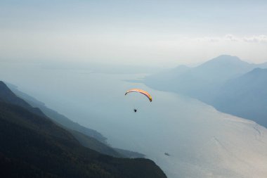 İtalya, Avrupa'da Garda Gölü üzerinde Yaz görünümü. Göl ile güzel manzara.