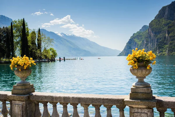 Sommar Utsikt Över Gardasjön Italien Europa Vackert Landskap Med Sjö — Stockfoto