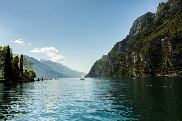 Летний Вид Озеро Гарда Италии Европе Красивый Пейзаж Озером — стоковое фото
