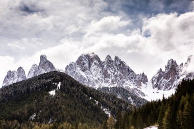 İlkbaharda güzel güneşli bir günde çiçek açan taze yeşil çayırları ile Alpler'de güzel dağ manzarası. İtalya'da Dolomiti montains. Avrupa'da ilkbaharda peyzaj.