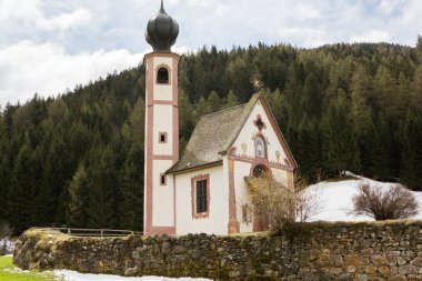 İlkbaharda güzel güneşli bir günde çiçek açan taze yeşil çayırları ile Alpler'de güzel dağ manzarası. İtalya'da Dolomiti montains. Avrupa'da ilkbaharda peyzaj.