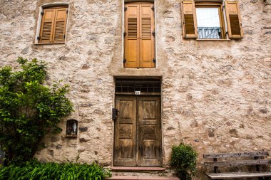 İlkbaharda güzel güneşli bir günde çiçek açan taze yeşil çayırları ile Alpler'de güzel dağ manzarası. İtalya'da Dolomiti montains. Avrupa'da ilkbaharda peyzaj.