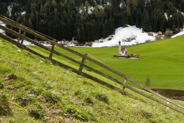 İlkbaharda güzel güneşli bir günde çiçek açan taze yeşil çayırları ile Alpler'de güzel dağ manzarası. İtalya'da Dolomiti montains. Avrupa'da ilkbaharda peyzaj.