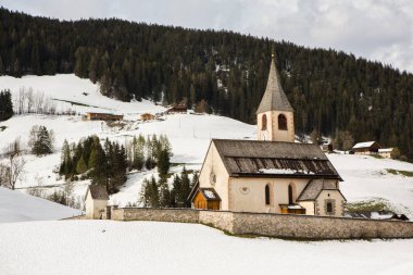 İlkbaharda güzel güneşli bir günde çiçek açan taze yeşil çayırları ile Alpler'de güzel dağ manzarası. İtalya'da Dolomiti montains. Avrupa'da ilkbaharda peyzaj.