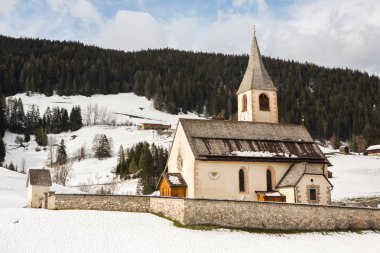 İlkbaharda güzel güneşli bir günde çiçek açan taze yeşil çayırları ile Alpler'de güzel dağ manzarası. İtalya'da Dolomiti montains. Avrupa'da ilkbaharda peyzaj.