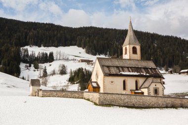 İlkbaharda güzel güneşli bir günde çiçek açan taze yeşil çayırları ile Alpler'de güzel dağ manzarası. İtalya'da Dolomiti montains. Avrupa'da ilkbaharda peyzaj.