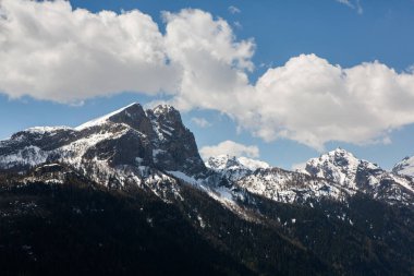 Mavi gökyüzü ve arka planda dramatik bulutlar ile güneşli bir günde karlı binek zirvesinde Manzara görünümü, İtalya, Dolomiti. Alpler'de güzel dağ manzarası 