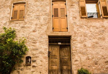 Eski Avrupa evinin cephesi. İtalya'da eski evlerin ve taş merdivenlerin cephesi. Ortaçağ ev ve kapı.