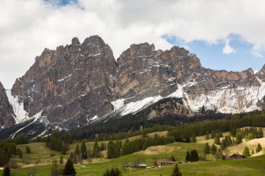 İlkbaharda güzel güneşli bir günde çiçek açan taze yeşil çayırları ile Alpler'de güzel dağ manzarası. İtalya'da Dolomiti montains. Avrupa'da ilkbaharda peyzaj. 