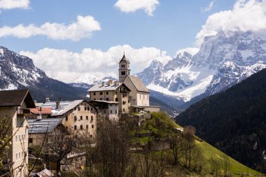 İlkbaharda güzel güneşli bir günde çiçek açan taze yeşil çayırları ile Alpler'de güzel dağ manzarası. İtalya'da Dolomiti montains. Avrupa'da ilkbaharda peyzaj. 