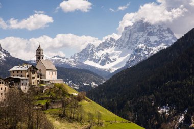 İlkbaharda güzel güneşli bir günde çiçek açan taze yeşil çayırları ile Alpler'de güzel dağ manzarası. İtalya'da Dolomiti montains. Avrupa'da ilkbaharda peyzaj. 