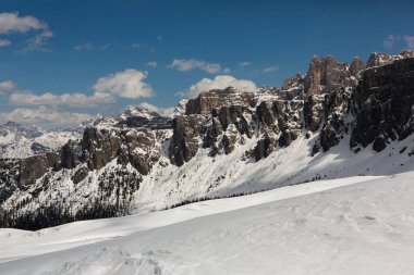 Alpler'de kar ile güzel kış manzara. Dolomites. Mavi gökyüzü ile kar dağ manzara Panoraması. Güneş. Zirve. Kaya. Alps. İtalya.
