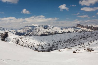Alpler'de kar ile güzel kış manzara. Dolomites. Mavi gökyüzü ile kar dağ manzara Panoraması. Güneş. Zirve. Kaya. Alps. İtalya.