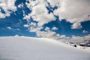 Alpler'de kar ile güzel kış manzara. Dolomites. Mavi gökyüzü ile kar dağ manzara Panoraması. Güneş. Zirve. Kaya. Alps. İtalya.