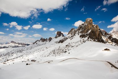 Alpler'de kar ile güzel kış manzara. Dolomites. Mavi gökyüzü ile kar dağ manzara Panoraması. Güneş. Zirve. Kaya. Alps. İtalya.