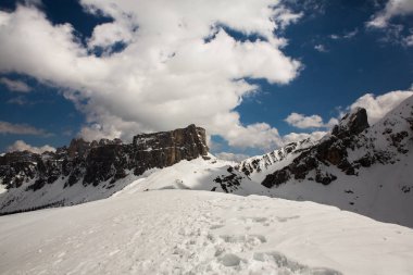 Alpler'de kar ile güzel kış manzara. Dolomites. Mavi gökyüzü ile kar dağ manzara Panoraması. Güneş. Zirve. Kaya. Alps. İtalya.