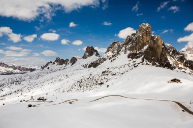 Alpler'de kar ile güzel kış manzara. Dolomites. Mavi gökyüzü ile kar dağ manzara Panoraması. Güneş. Zirve. Kaya. Alps. İtalya.