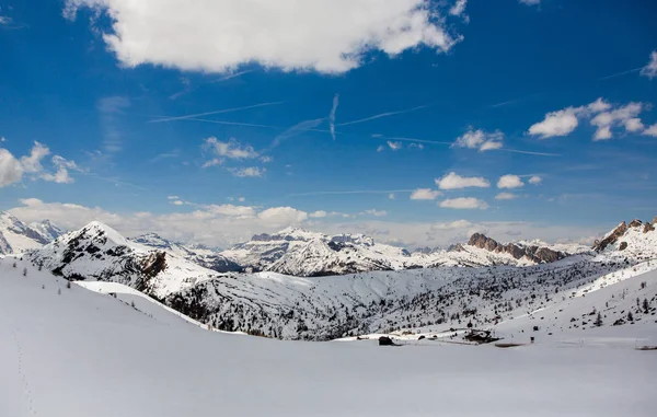 アルプスの雪と美しい冬の風景 ドロミテ 青空と雪山の風景のパノラマ ピーク アルプス イタリア — ストック写真