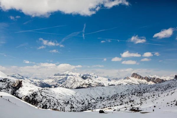 美丽的冬季风景与阿尔卑斯山的雪 多洛米蒂 雪山风景与蓝天的全景 阿尔卑斯山 意大利 — 图库照片