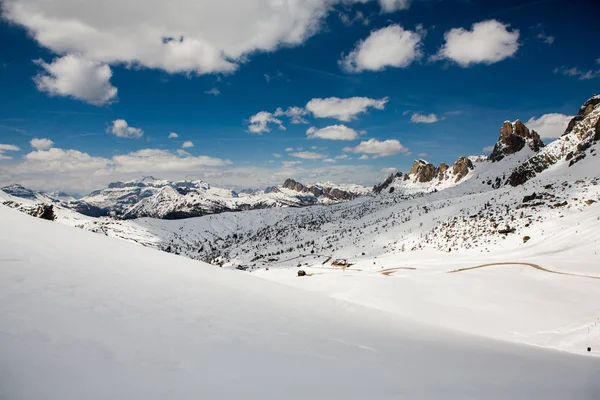 アルプスの雪と美しい冬の風景 ドロミテ 青空と雪山の風景のパノラマ ピーク アルプス イタリア — ストック写真