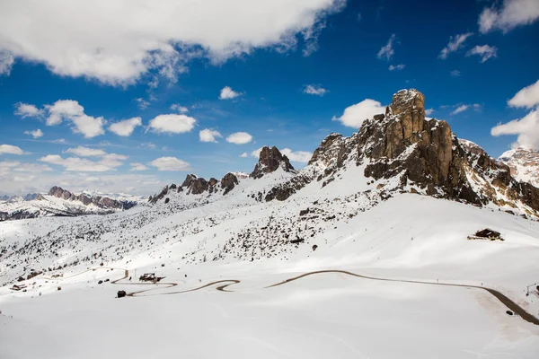 アルプスの雪と美しい冬の風景 ドロミテ 青空と雪山の風景のパノラマ ピーク アルプス イタリア — ストック写真