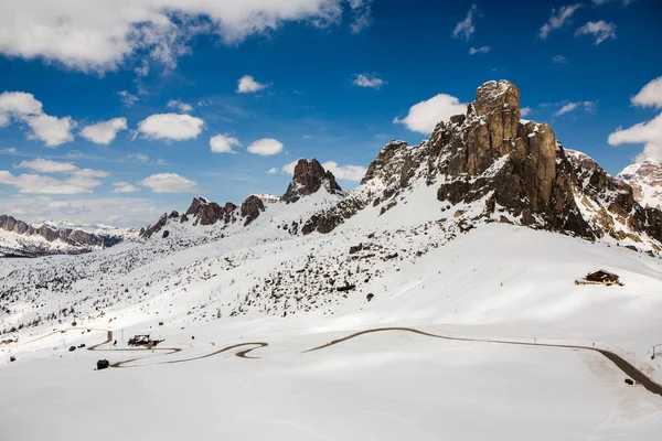 アルプスの雪と美しい冬の風景 ドロミテ 青空と雪山の風景のパノラマ ピーク アルプス イタリア — ストック写真