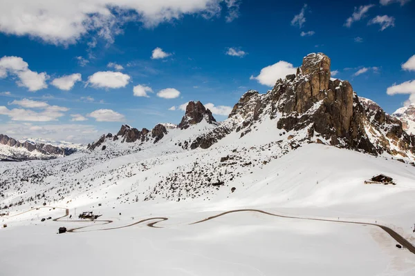 アルプスの雪と美しい冬の風景 ドロミテ 青空と雪山の風景のパノラマ ピーク アルプス イタリア — ストック写真