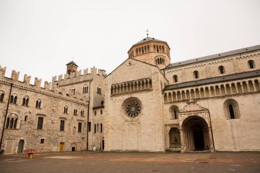 Trento, İtalya 04 Mayıs 2019: Trento tarihi şehir merkezi. Kuzey İtalya. İlkbaharda Trento'da Piazza Duomo