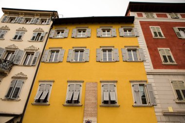 Trento, İtalya 04 Mayıs 2019: Trento tarihi şehir merkezi. Kuzey İtalya. İlkbaharda Trento'da Piazza Duomo