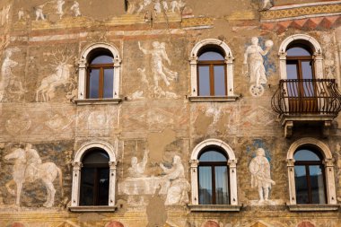 Trento, İtalya 04 Mayıs 2019: Trento tarihi şehir merkezi. Kuzey İtalya. İlkbaharda Trento'da Piazza Duomo