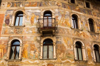 Trento, İtalya 04 Mayıs 2019: Trento tarihi şehir merkezi. Kuzey İtalya. İlkbaharda Trento'da Piazza Duomo