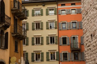 Trento, İtalya 04 Mayıs 2019: Trento tarihi şehir merkezi. Kuzey İtalya. İlkbaharda Trento'da Piazza Duomo