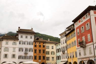 Trento, İtalya 04 Mayıs 2019: Trento tarihi şehir merkezi. Kuzey İtalya. İlkbaharda Trento'da Piazza Duomo