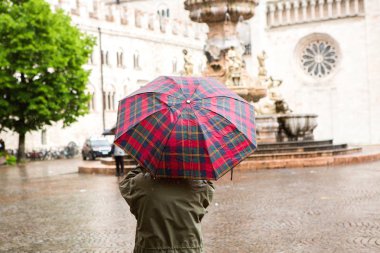 Trento, İtalya 04 Mayıs 2019: Trento tarihi şehir merkezi. Kuzey İtalya. İlkbaharda Trento'da Piazza Duomo.