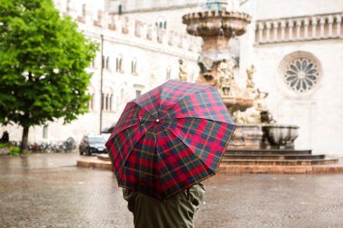 Trento, İtalya 04 Mayıs 2019: Trento tarihi şehir merkezi. Kuzey İtalya. İlkbaharda Trento'da Piazza Duomo.