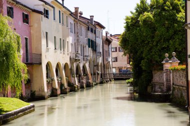 Treviso, İtalya 06 Mayıs 2019: İtalya'nın kuzeyindeki Veneto eyaletine bağlı Treviso kasabası. Treviso, İtalya'da Venedik mimarisi.