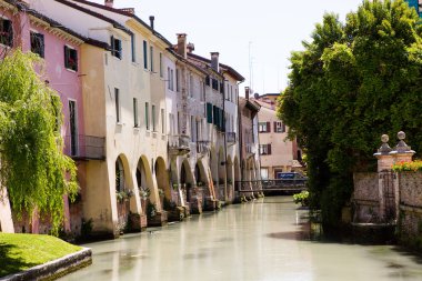 Treviso, İtalya 06 Mayıs 2019: İtalya'nın kuzeyindeki Veneto eyaletine bağlı Treviso kasabası. Treviso, İtalya'da Venedik mimarisi.
