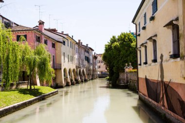 Treviso, İtalya 06 Mayıs 2019: İtalya'nın kuzeyindeki Veneto eyaletine bağlı Treviso kasabası. Treviso, İtalya'da Venedik mimarisi.