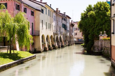 Treviso, İtalya 06 Mayıs 2019: İtalya'nın kuzeyindeki Veneto eyaletine bağlı Treviso kasabası. Treviso, İtalya'da Venedik mimarisi.