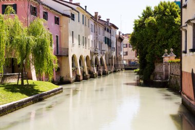 Treviso, İtalya 06 Mayıs 2019: İtalya'nın kuzeyindeki Veneto eyaletine bağlı Treviso kasabası. Treviso, İtalya'da Venedik mimarisi.