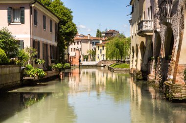 Treviso, İtalya 06 Mayıs 2019: İtalya'nın kuzeyindeki Veneto eyaletine bağlı Treviso kasabası. Treviso, İtalya'da Venedik mimarisi.