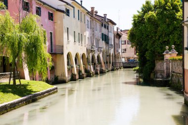 Treviso, İtalya 06 Mayıs 2019: İtalya'nın kuzeyindeki Veneto eyaletine bağlı Treviso kasabası. Treviso, İtalya'da Venedik mimarisi.