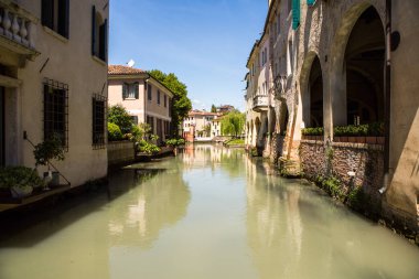 Treviso, İtalya 06 Mayıs 2019: İtalya'nın kuzeyindeki Veneto eyaletine bağlı Treviso kasabası. Treviso, İtalya'da Venedik mimarisi.