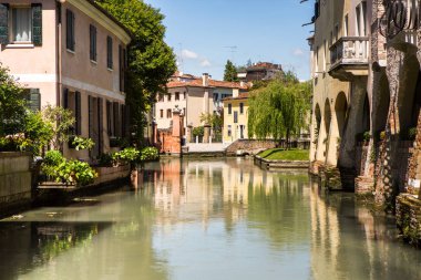 Treviso, İtalya 06 Mayıs 2019: İtalya'nın kuzeyindeki Veneto eyaletine bağlı Treviso kasabası. Treviso, İtalya'da Venedik mimarisi.