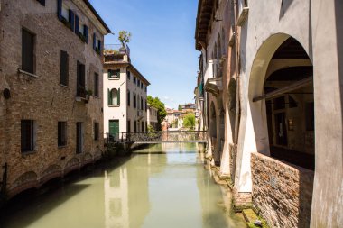Treviso, İtalya 06 Mayıs 2019: İtalya'nın kuzeyindeki Veneto eyaletine bağlı Treviso kasabası. Treviso, İtalya'da Venedik mimarisi.