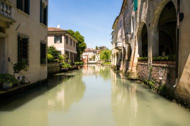 Treviso, İtalya 06 Mayıs 2019: İtalya'nın kuzeyindeki Veneto eyaletine bağlı Treviso kasabası. Treviso, İtalya'da Venedik mimarisi.