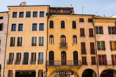 Treviso, İtalya 06 Mayıs 2019: İtalya'nın kuzeyindeki Veneto eyaletine bağlı Treviso kasabası. Treviso, İtalya'da Venedik mimarisi.