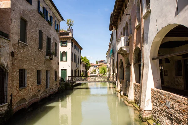 Treviso, İtalya 06 Mayıs 2019: İtalya'nın kuzeyindeki Veneto eyaletine bağlı Treviso kasabası. Treviso, İtalya'da Venedik mimarisi.