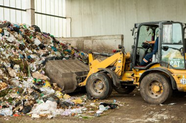 Chisinau, Moldova - 24 Mayıs 2019: Chisinau, Moldova'da çöp geri dönüşüm merkezi. Ayrı çöp toplama. Kirlilik kavramı. Çöp.