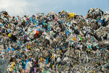 Chisinau, Moldova - 24 Mayıs 2019: Chisinau, Moldova'da çöp geri dönüşüm merkezi. Ayrı çöp toplama. Kirlilik kavramı. Çöp.